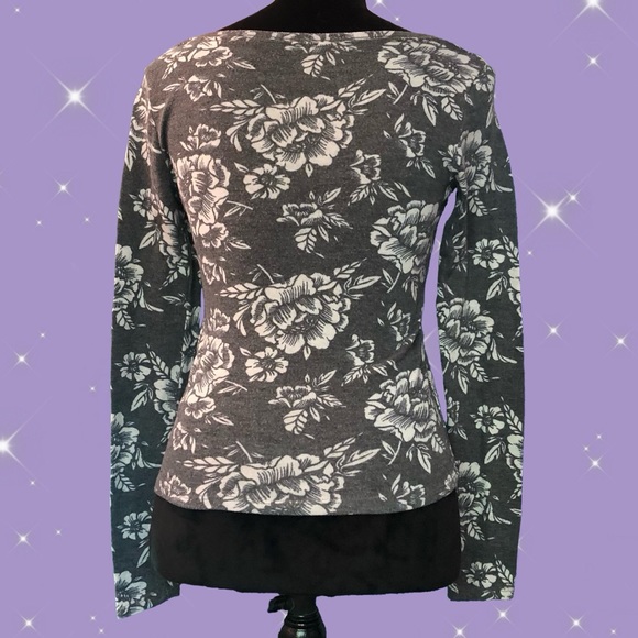 Mudd Clothing Women’s Gray and White Floral Sweater - Picture 2 of 5